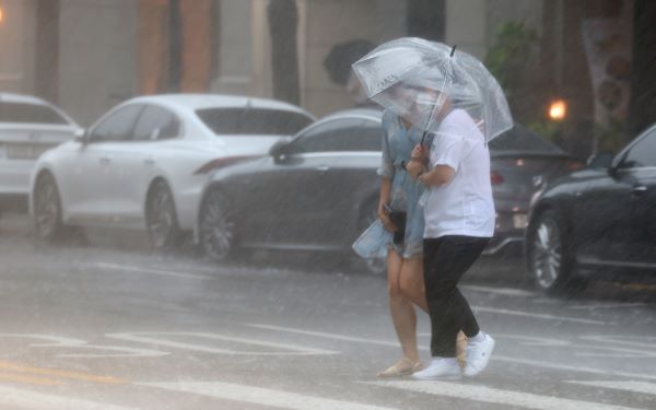 장마가 다시 시작된 8일 오후 서울 영등포구의 한 횡단보도에서 우산을 쓴 시민들이 길을 건너고 있다. /연합뉴스
