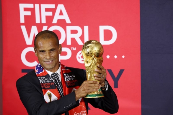 2022 카타르 월드컵을 앞두고 전 세계 투어 중인 국제축구연맹(FIFA) 월드컵 트로피가 24일 한국에 도착한 뒤 이날 오후 서울 여의도 더현대에서 공개되고 있다.이날 히바우두 FIFA 글로벌 앰배서더가 트로피를 들고 포즈를 취하고 있다. /연합뉴스