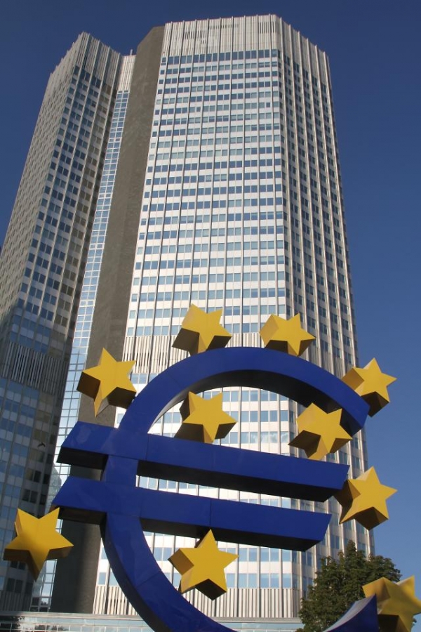22일(현지시간) 독일 프랑크푸르트에 있는 유럽중앙은행(ECB) 전면의 유로화 조형물을 촬영한 모습. /연합뉴스