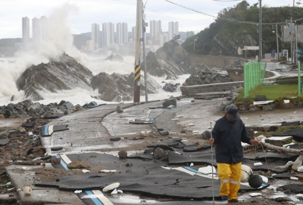 제11호 태풍 '힌남노'가 6일 오전 울산 앞바다로 빠져나간 가운데 울산시 북구 해안가에 있는 도로가 파손돼 있다. /연합뉴스