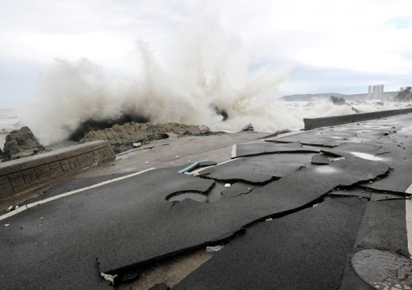 제11호 태풍 '힌남노'가 6일 오전 울산 앞바다로 빠져나간 가운데 울산시 북구 해안가에 있는 도로가 파손돼 있다. /연합뉴스