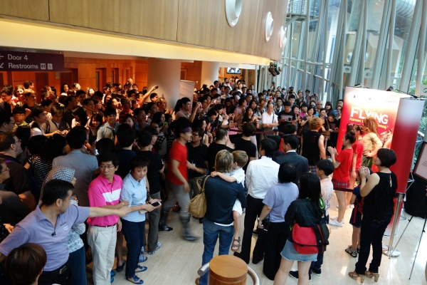 사진은 지난 2012년 싱가포르 공연 후 공연장 밖에서 관객들과 기념 촬영을 하고 있는 모습. 사진=페르소나 경주 제공