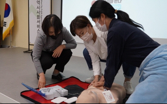 인천상수도사업본부 직원들이 심폐소생술 실습을 하고 있다.