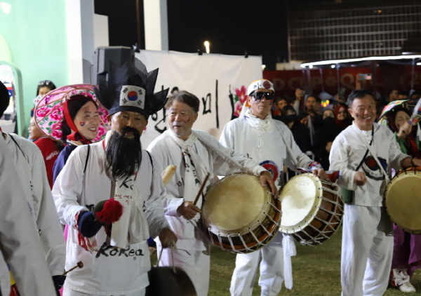 지난 24일 카타르 현지 특별 응원 이벤트 현장에서 응원 단체가 공연을 펼치고 있다. 사진=한국관광공사 제공