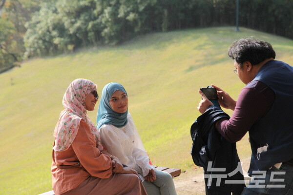 환호공원을 찾은 말레이시아관광객들이 기념사진을 찍고 있다. 사진=서진수기자