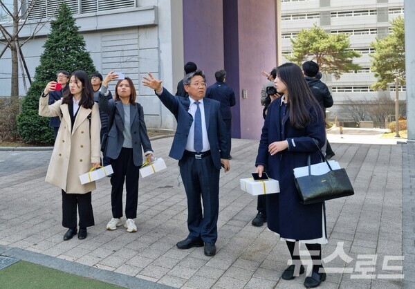 김헌동 사장이 기자들과 함께 LH강남힐스테이트 아파트를 둘러보며 설명하는 모습 [사진=뉴스로드]