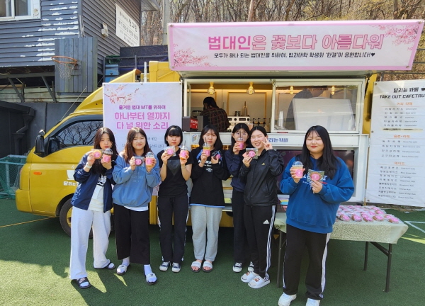 법학부 커피 차를 이용하며 즐기고 있는 인천대학교 학생들 (사진=인천대)