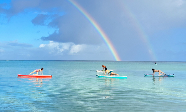 투몬 베이 후지타 해변의 패들보드 요가. 사진=괌정부관광청 제공