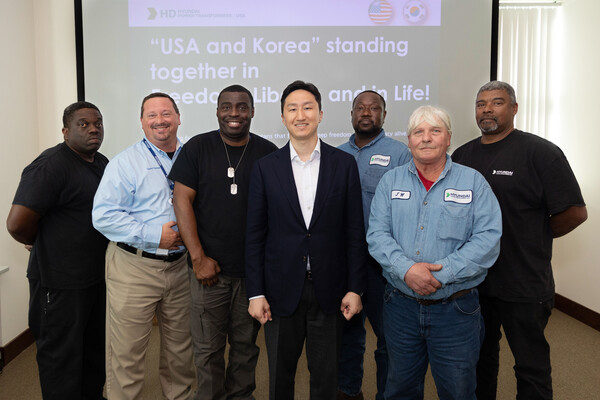 정기선 HD현대 사장(가운데)이 미국 현지 법인에  근무하는 한국전 참전용사 가족 직원들을 만나 기념촬영하는 모습 [사진=HD현대]