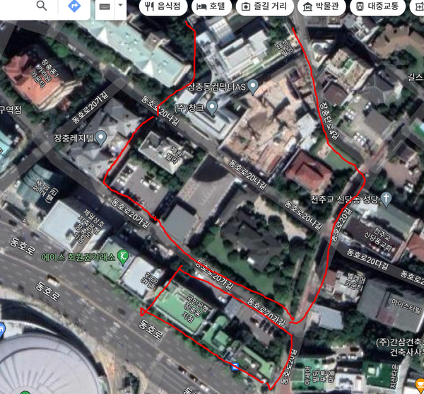 위쪽 빨간 선이 '장충동 CJ타운'의 위성 사진. 아래쪽은 호텔신라가 쓰는 삼성계열사 건물 [사진=구글맵/뉴스로드]