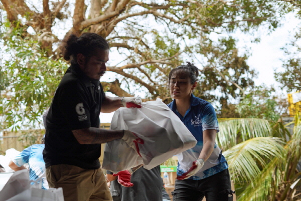 괌 정부 관계자들이 주민들에게생필품을 전달하고 있다. 사진=괌정부관광청