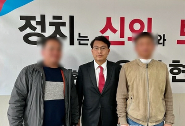 윤상현 국회의원(가운데)이 주택법 개정 제안자들과 포즈를 취하고 있다.