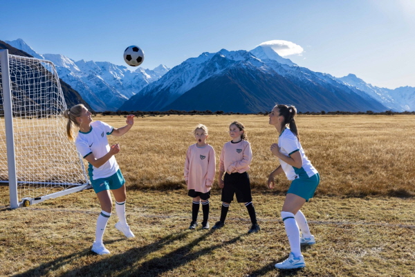 축구 기술을 알려주고 있는 케이티 보웬과 엠마 롤스턴 ⓒBrett Phibbs  Tourism New Zealand