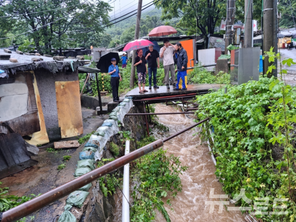SH 관계자들이 구룡마을을 찾아 폭우에 대비한 안전점검을 하는 모습 [사진=SH]