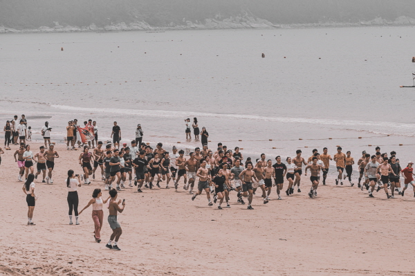 전국 최초·최대 규모 ‘완도 장보고배 크로스핏 전국 대회’ 에서 신지 명사십리 해변을 달리는 선수들. 사진=완도군