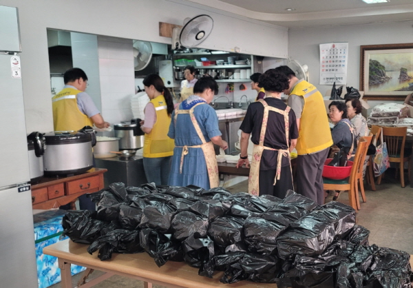 iH 임직원들이 오병이어밥집에서 배식 봉사를 하고 있다.