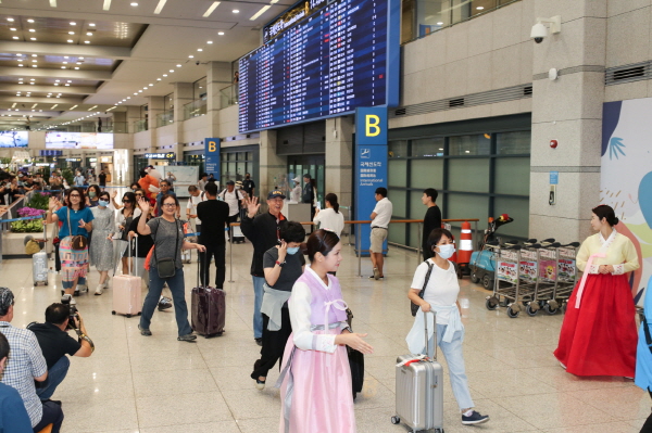 중국 방한단체 관광객들이 밝은 표정으로 입국하고 있다. 사진=한국관광공사