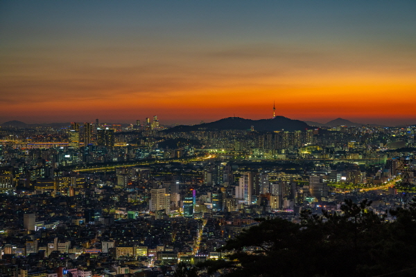 아차산해맞이전망대에서 바라본 붉은 노을과 야경. 사진=서울관광재단