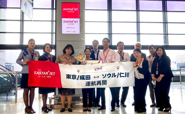 나리타공항에서 인천공항으로 향하는 ZE602편 탑승객들이 일본 현지 첫 취항을 기념해 촬영을 하고 있다. 사진=이스타항공