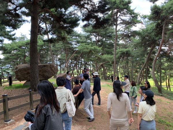 고창 고인돌 유적지에서 역사 해설을 듣고 있는 팸투어 참가자들. [사진=서울관광재단]