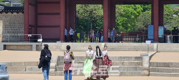 서울 창덕궁을 찾은 외국인 관광객들. 사진=서진수기자