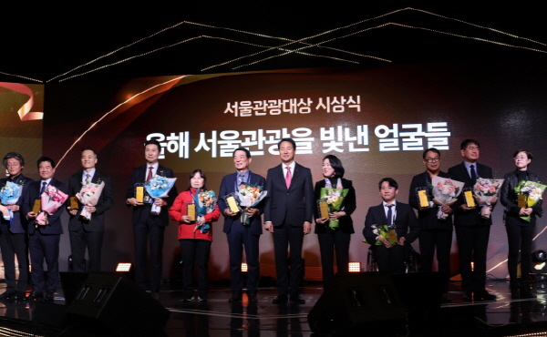 오세훈 서울시장이 수상자들과 기념 촬영을 하고 있다. [사진=STA]