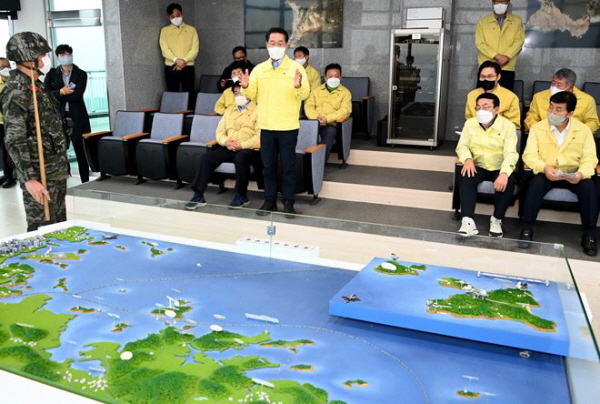 유정복 시장이 북한 포격과 관련 대연평도 연평평화전망대에서 안보상 황을 점검하고 있다.