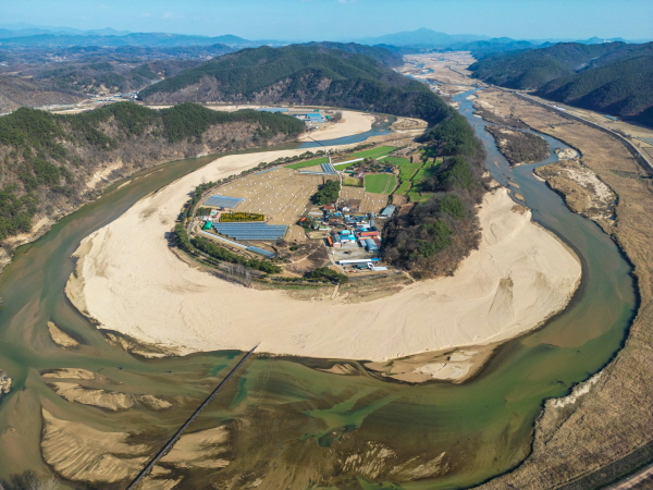 경북 예천의 회룡포는 물이 마을을 350° 휘감고 나가는 형상이 마치 용틀임을 하는 듯 하다 해서 '회룡'이라는 이름이 붙었다. [출처=한국관광공사]