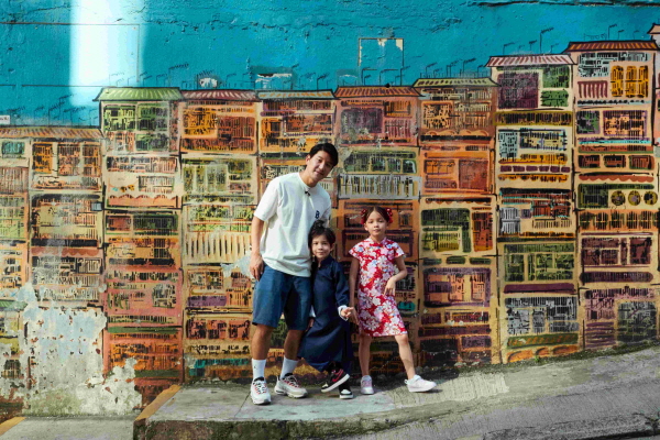박주호 가족이 홍콩 소호에서 기념 촬영을 하고 있다. [사진=홍콩관광청]
