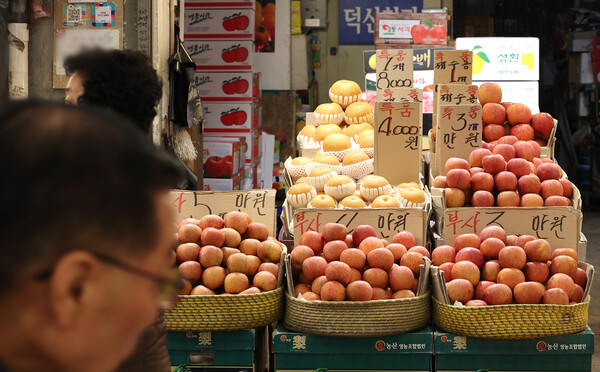  서울의 한 전통시장 과일 판매대 [사진=연합뉴스]
