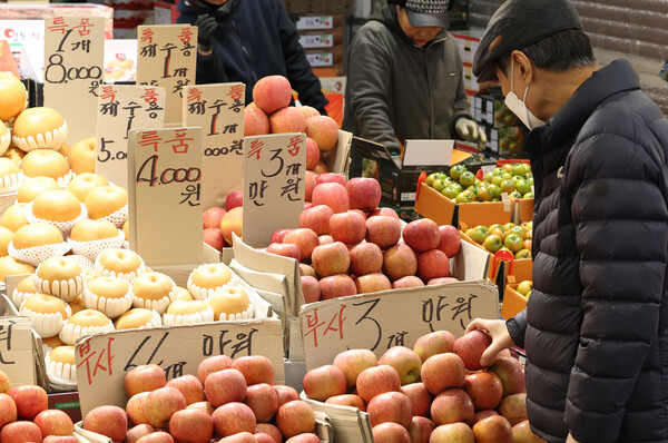 서울 동대문구 청량리청과물시장에서 한 시민이 사과를 둘러보고 있다. (2024.3.6.) [사진=연합뉴스]