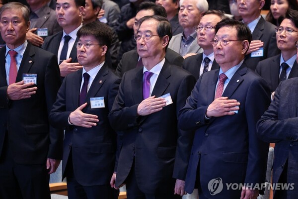국기에 경례하는 한덕수 총리/사진=연합뉴스