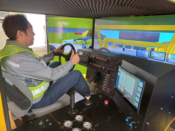한화오션 거제사업장의 블록운반팀 VR 교육장에서 ‘VR 기반 트랜스포터 시뮬레이터’를 통해 운행 실습을 하는 모습 [사진=한화오션]