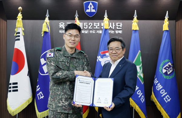 김헌동(왼쪽) SH사장이 이우헌 52사단장과 기념촬영하는 모습 [사진=SH]