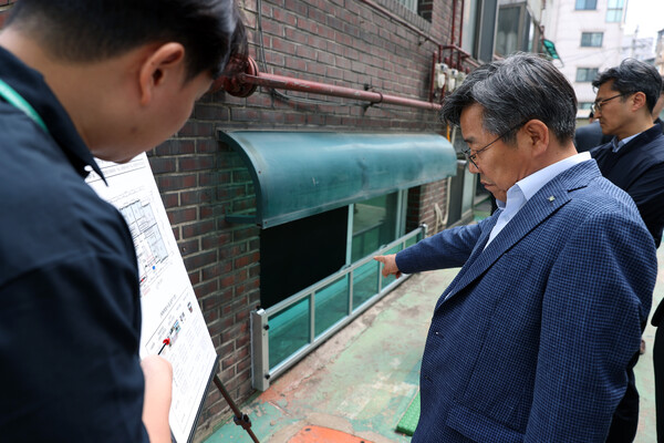 김헌동 사장이  반지하주택 매입 현장을 점검하는 모습 [사진=SH]