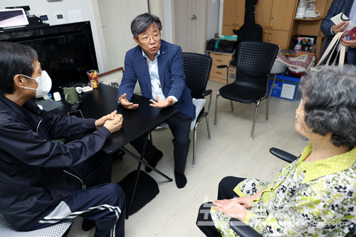 김헌동 사장(가운데)이 반지하 주택 주민들과 이주 대책을 논의하는 모습 [사진=sh]