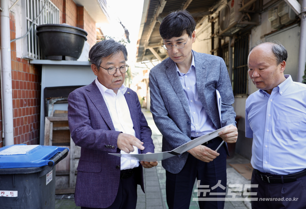 김헌동 사장(왼쪽)이 영등포 쪽방촌 현장을 점검하는 모습 [사진=SH]