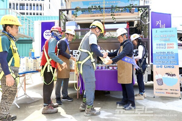 김헌동 사장(우측)이 공사현장 근로자들에게 냉음료를 제공하는 모습 [사진=SH공사]