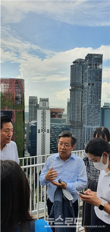 2022년 오세훈 서울시장과 함께 싱가포르를 방문한 김헌동 SH공사 사장이 노후임대 재정비사업에 대해 설명하고 있다. [사진=SH]