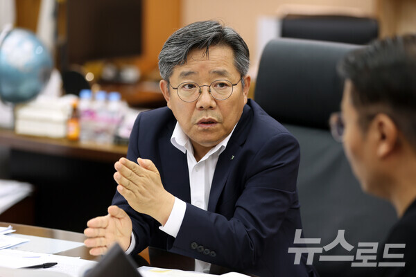 뉴스로드 김의철 편집국장과 인터뷰하는 김헌동 사장 [사진=뉴스로드]