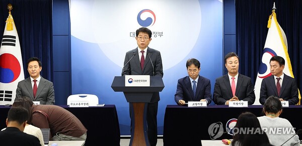 박상우 장관(가운데)이 택지공급 계획을 발표하는 모습 [사진=연합뉴스]
