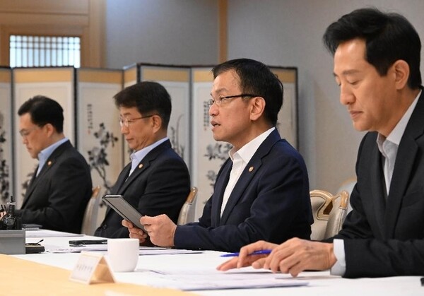 지난해 8.8부동산대책을 발표하는 장면. 우측부터 오세훈 시장, 최상목 부총리, 박상우 장관, 김병환 위원장 [사진=기재부]