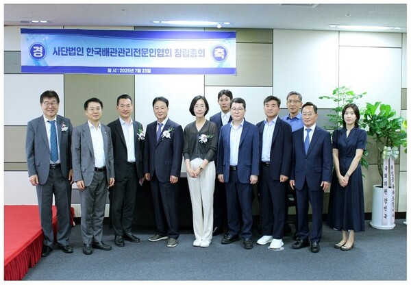 사단법인 한국배관관리전문인협회는 초대 이사장으로 김수진 대표(좌측에서 4번째)를 선임했다.