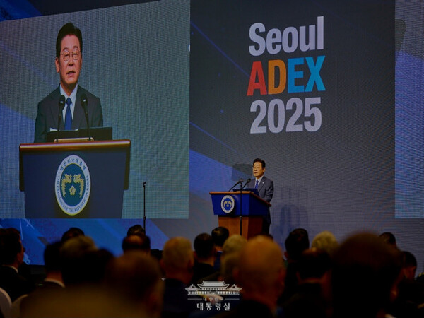 이재명 대통령이 20일  ‘서울 국제 항공우주 및 방위산업 전시회(ADEX 2025)’ 개막식에서 개회사를 하고 있다. [사진=대통령실]
