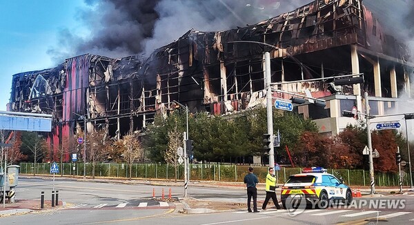 15일 오전 충남 천안시 동남구 풍세면 이랜드패션 물류센터에서 불이 나 소방 당국이 화재 진압에 나선 가운데, 불에 탄 건물 골조가 드러나 있다.
