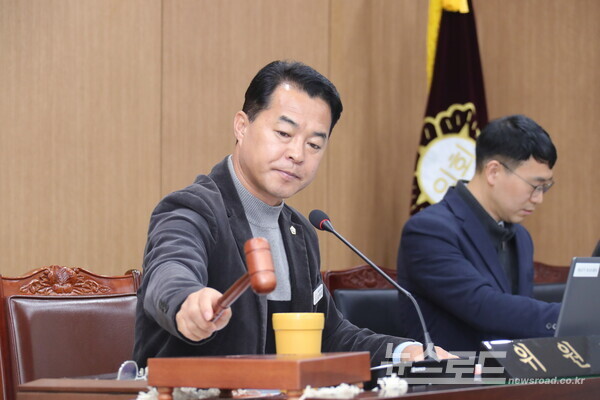 김재국 의회운영위원장이 정례회 개최를 의결하고 있다./사진=이천시의회 