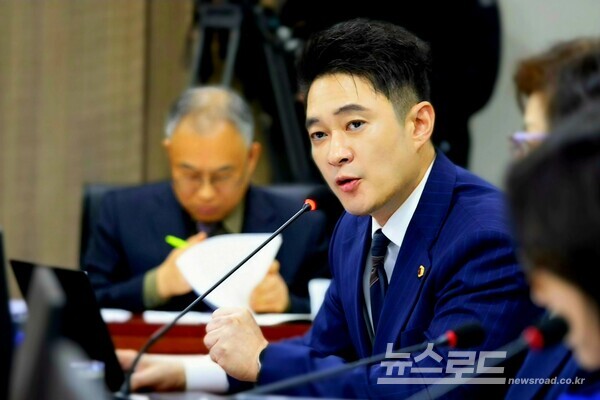 전석훈 의원이 경기비즈니스센터(GBC)의 방만한 운영 실태와 의회를 기만하는 허위 실적 보고 문제를 강력히 질타하고, 전면적인 조직 혁신을 촉구했다./사진=경기도의회 