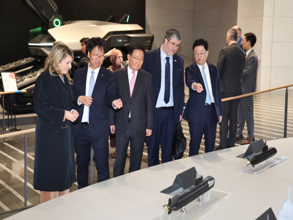 25일 멜라니 졸리(Melanie Joly) 캐나다 산업부 장관과 필립 라포튠(Philippe Lafortune) 주한 캐나다 대사 일행이 조석 HD현대 부회장, 주원호 HD현대중공업 사장과 함께 HD현대 글로벌R&D센터에서 미래형 선박·잠수함·호위함 등의 특징을 파악하고 협력에 대해 논의했다. [사진=HD현대]