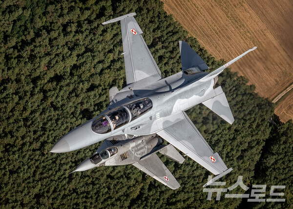 FA-50이 MIG-29 위를 비행하는 모습 [사진=KAI]