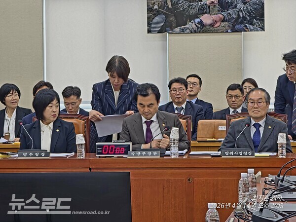 (왼쪽부터) 홍소영 병무청장, 안규백 국방부장관, 이용철 방사청장이 14일 국회 국방위 전체회의에 참석했다. [사진=최지훈 기자]